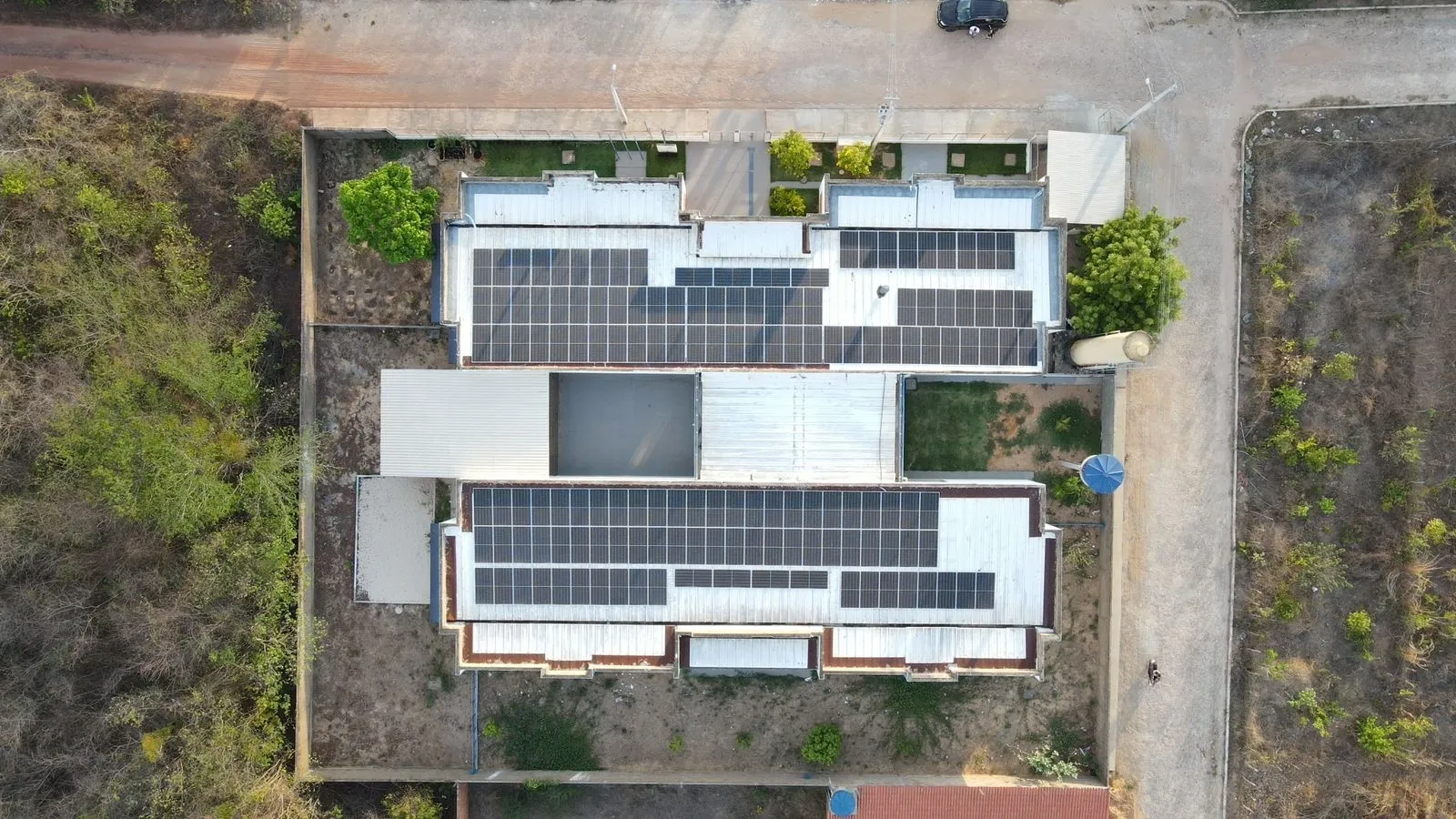 Painéis solares em casa moderna